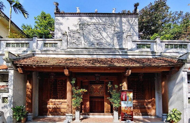 Capture the spiritual essence of Đền Đông Hương’s heritage